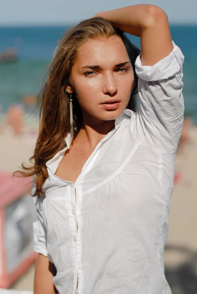 Espontánea hermosa mujer relajante junto al mar —  Fotos de Stock