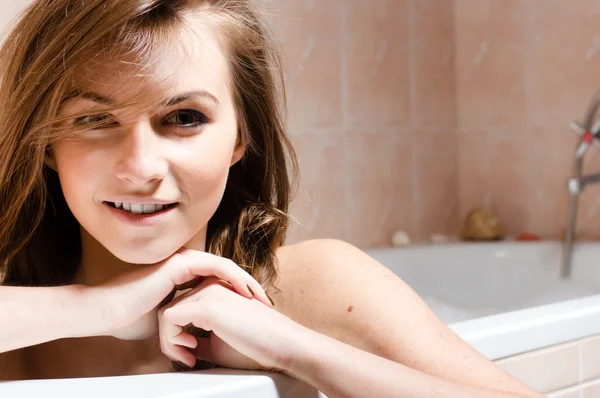 Retrato da menina sentada em um banho — Fotografia de Stock