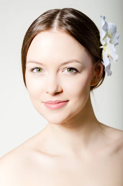 Bela menina rosto & flor. Pele perfeita . — Fotografia de Stock