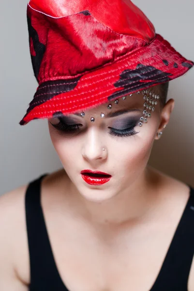 Elegant young woman with red hat — Stock Photo, Image