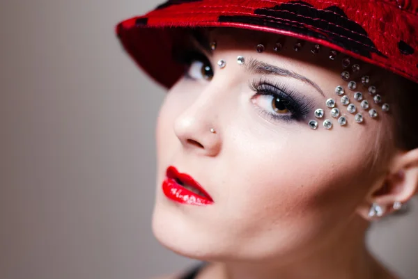 Elegante giovane donna con cappello rosso — Foto Stock