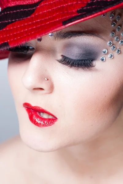 Elégante jeune femme avec chapeau rouge — Photo