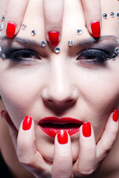Mujer con labios rojos brillantes y manicura —  Fotos de Stock