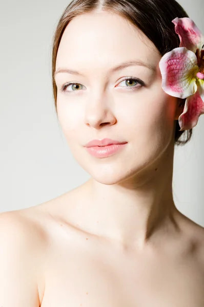 Hermosa cara de dama y flor. Piel perfecta . — Foto de Stock