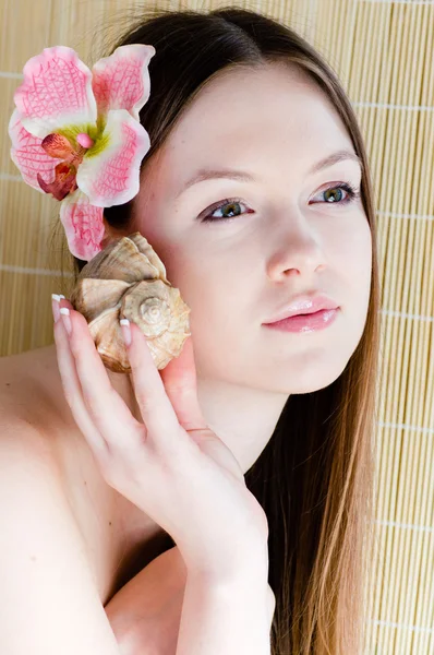 Vacker dam ansikte med blomma & sea shell — Stockfoto