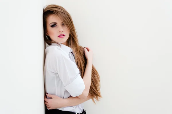 Mode meisje portret op een witte achtergrond — Stockfoto
