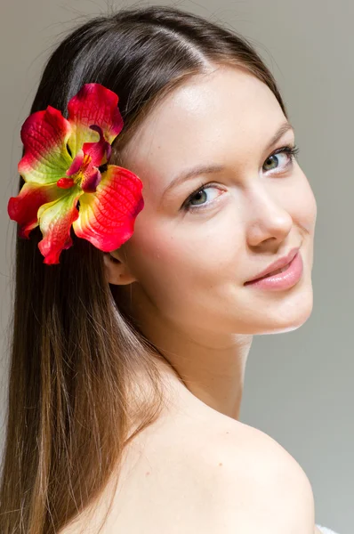 Beautiful lady face & flower. Perfect skin. — Stock Photo, Image