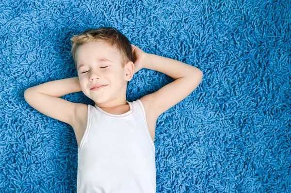 Happy kid op vloer in woonkamer thuis — Stockfoto