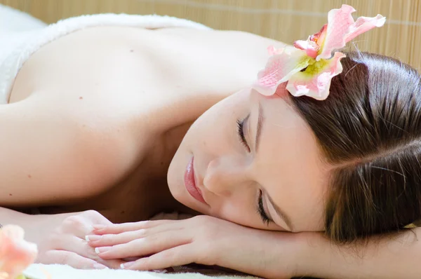 Jovem bela mulher relaxante no salão de spa — Fotografia de Stock