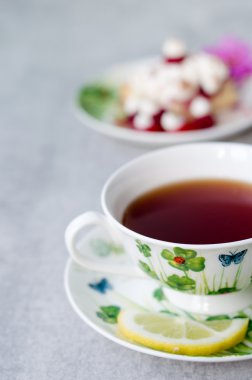 tatlı tatlı pasta ile ahşap masa üzerinde çay üzerinde