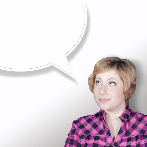 Красивая молодая женщина думает диалог пузырь
