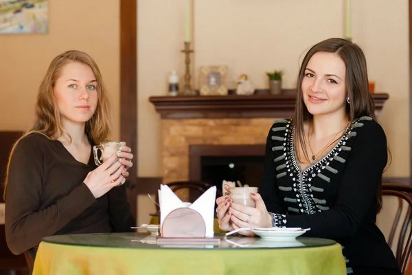 Cafe Bistro'da kahve oturma içinde içme çok sevimli gülümseyen kadın