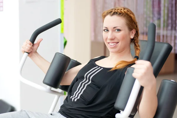 Cute young happy smiling woman going fitness exercesing — Stock Photo, Image