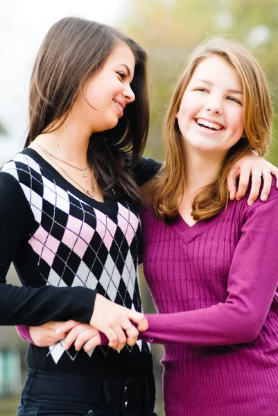 Dos amigas adolescentes riendo en primavera u otoño al aire libre —  Fotos de Stock
