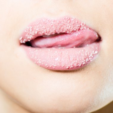 portre üzerinde dil yalama ile kadın tatlı şekerli seksi dudaklar