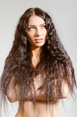 Seksi sıcak güzel genç kadın iç çamaşırı ya da bikini ve mutlu gülümseyerek giyiyor