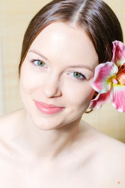 Beautiful girl face & flower. Perfect skin. — Stock Photo, Image