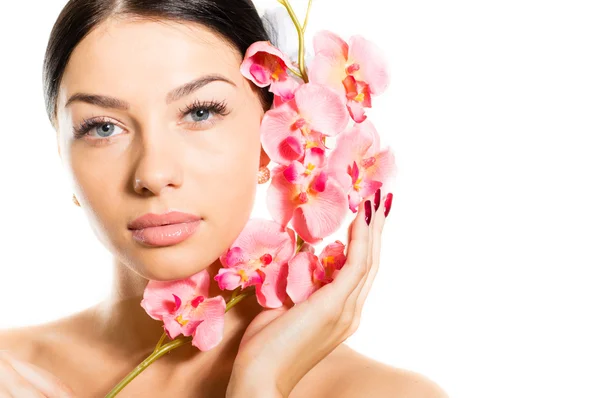 Mooi meisje gezicht & roze bloemen, perfecte huid en lippen op witte copyspace — Stockfoto