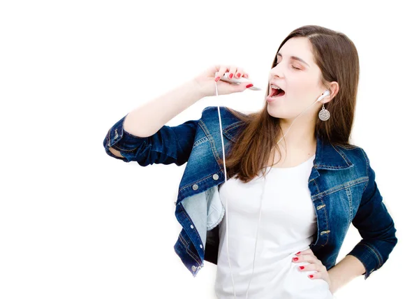 年轻快乐的十几岁女孩唱歌与音乐播放器上白色背景 copyspace — 图库照片