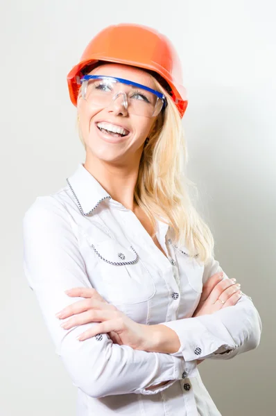 Architekt mladá šťastná žena nosit helmu na bílém pozadí — Stock fotografie