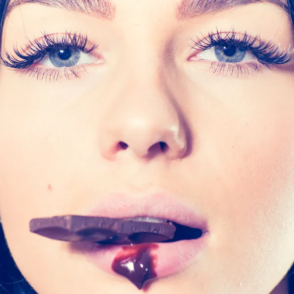 Lábios doces e barra de chocolate — Fotografia de Stock