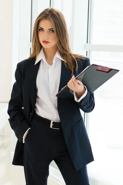 Mujer de negocios en traje y camisa de hombre escribiendo con pluma en su oficina estilo de moda —  Fotos de Stock