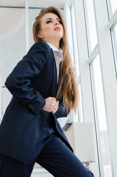 Ung affärskvinna bära mannens kostym i office — Stockfoto