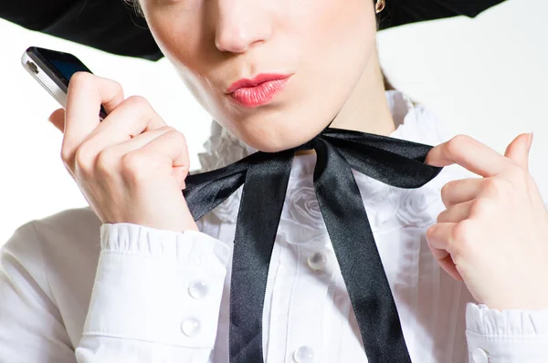 Jovem mulher com telefone móvel vestindo vestido estilo vitoriano preto & branco — Fotografia de Stock