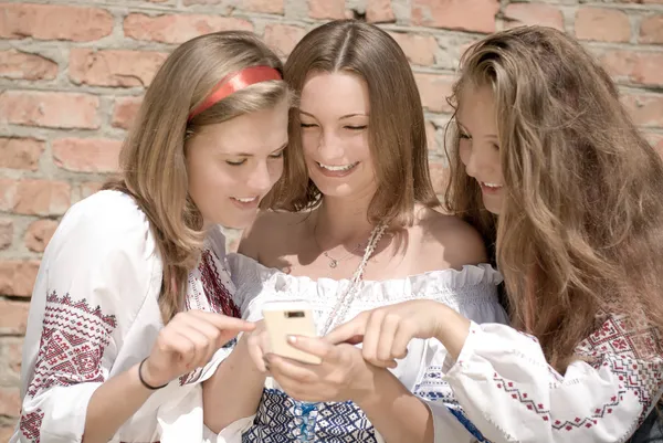 Κινητό κόσμο & τρεις χαρούμενος χαμογελαστά κορίτσια εφήβων στο καλοκαίρι υπαίθρια — Φωτογραφία Αρχείου