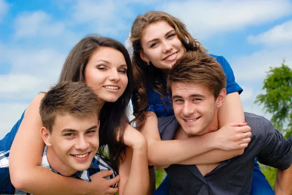 Quatro felizes amigos adolescentes ao ar livre — Fotografia de Stock