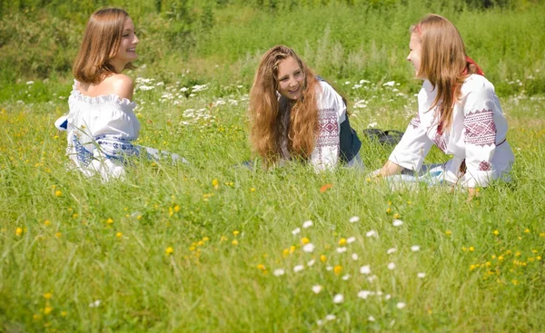 Flickor i traditionell klädsel — Stockfoto