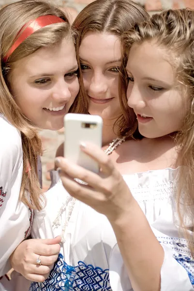 Mobile World & due ragazze adolescenti felici sorridenti in estate all'aperto — Foto Stock