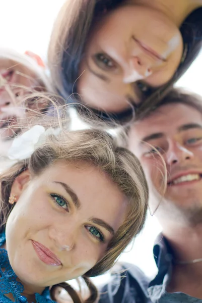 Cztery szczęśliwe nastoletnich przyjaciół szuka razem w aparacie na zewnątrz — Zdjęcie stockowe