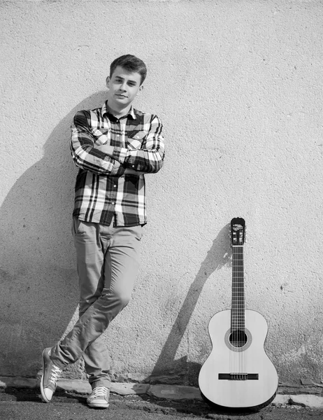 幸せな若い男とギター — ストック写真