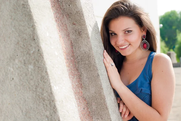 Glückliche junge selbstbewusste Frau in blauer Bluse lächelnd — Stockfoto