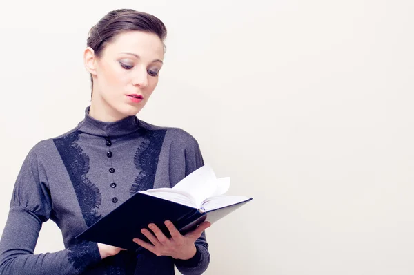 Junge schöne Frau im Vintage-Kleid liest Bibel — Stockfoto