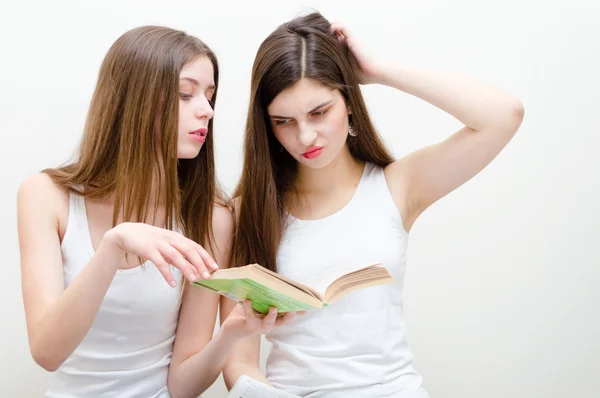 Two beautiful teenage girls reading book together — Stock Photo, Image