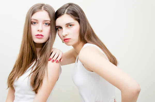 Two beautiful teenage girls fashion look — Stock Photo, Image