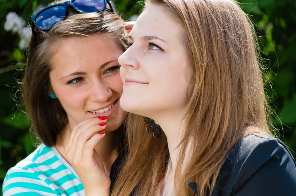 Två teen girl vänner delar hemlighet — Stockfoto