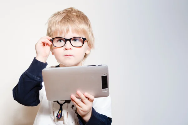 Liten pojke läser på TabletPC — Stockfoto