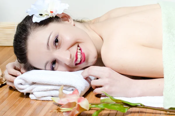 Mladá krásná žena relaxační v lázeňském salonu — Stock fotografie