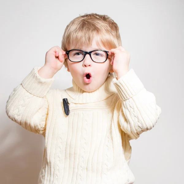 Menino com óculos nos olhos espantado — Fotografia de Stock