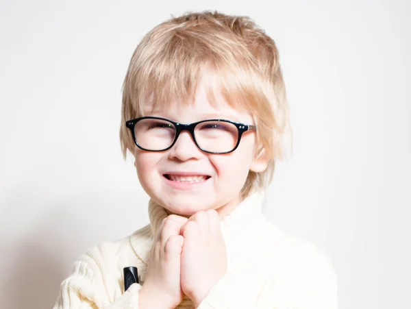 Маленький мальчик в очках улыбается счастливо — стоковое фото