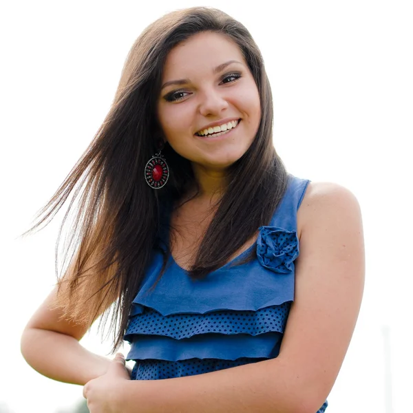 Jovem feliz mulher confiante em blusa azul sorrindo — Fotografia de Stock