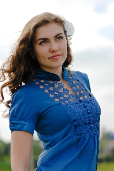 Счастливая молодая уверенная женщина в голубой блузке улыбается — стоковое фото