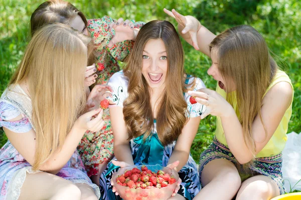Négy boldog tizenévesek és eper — Stock Fotó