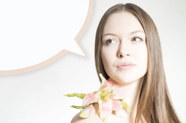 Retrato de mujer hermosa sosteniendo flor sobre fondo de copyspace blanco y burbuja — Foto de Stock