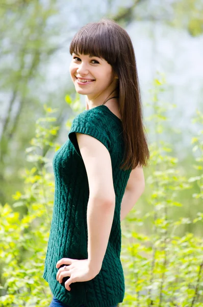 Bella giovane donna nel parco indossando maglia camicetta verde — Foto Stock