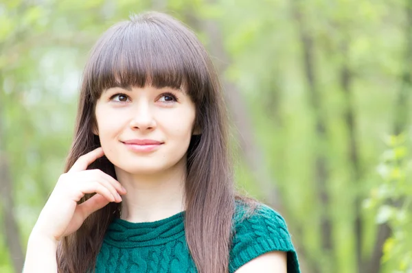 Hermosa mujer joven en blusa verde de punto que busca copiar espacio al aire libre —  Fotos de Stock