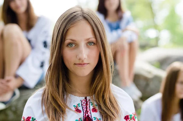 Portrét venku krásné mladé dívky — Stock fotografie